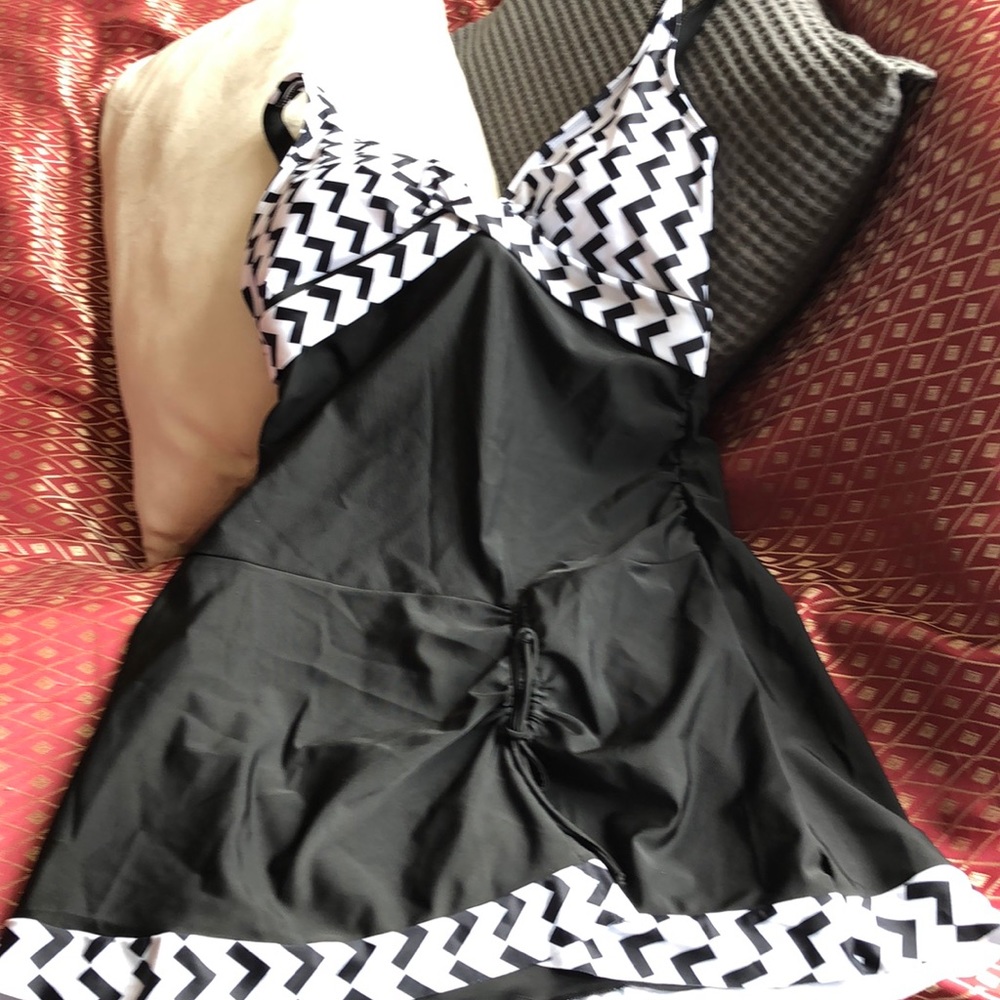 NWOT XXL swimsuit with matching shorts